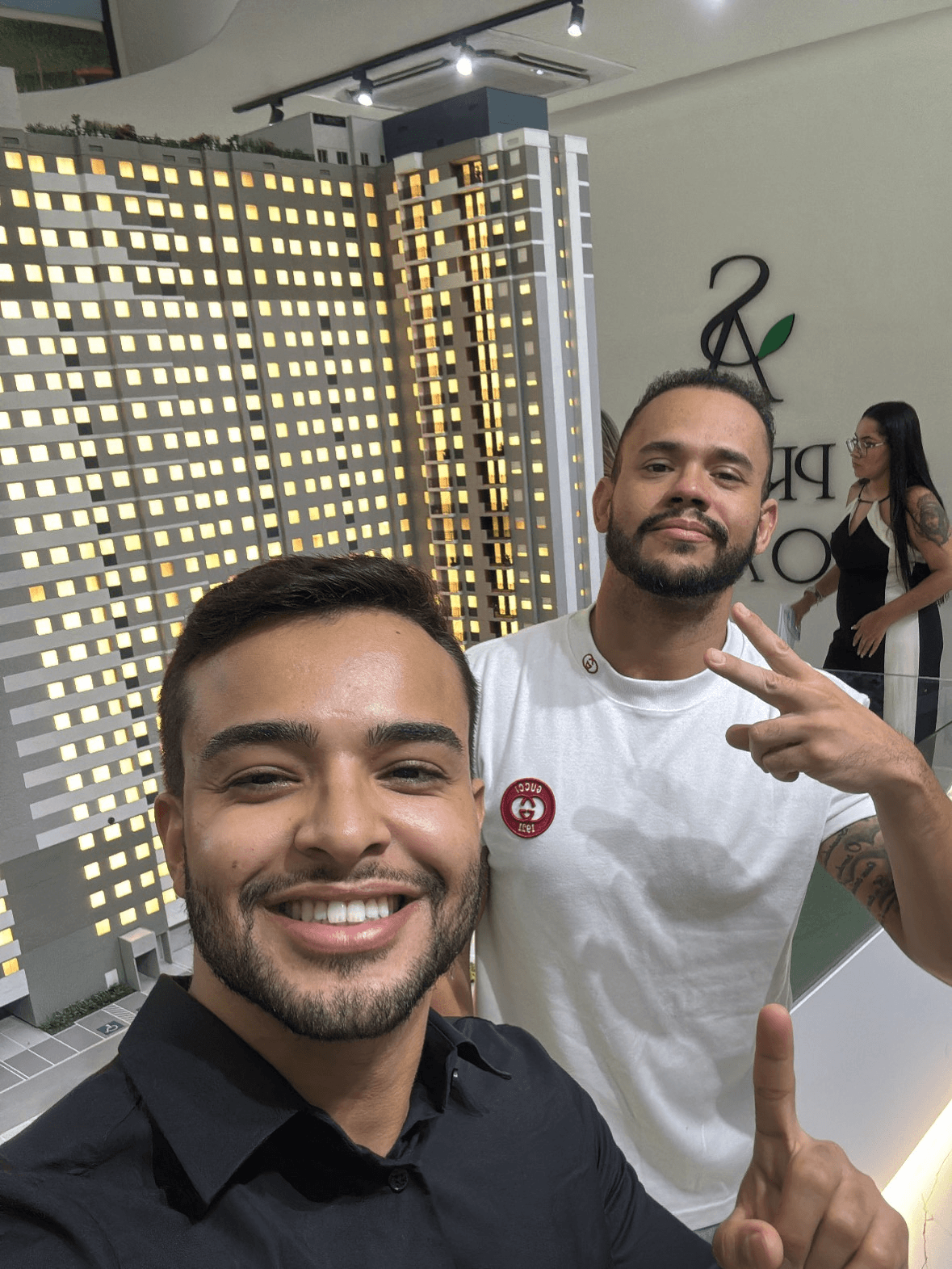 Cliente comemorando a compra